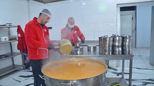 Muş'ta Türk Kızılay Aşevi İhtiyaç Sahiplerine İftariyelik Hazırlıyor
