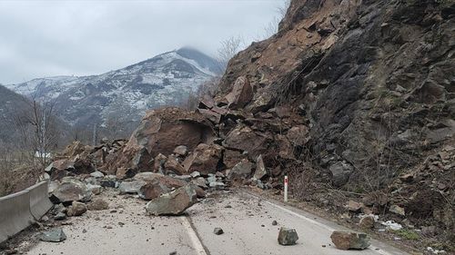 Ordu'da Heyelan, Üç İlçenin Bağlantı Yolunu Kapattı