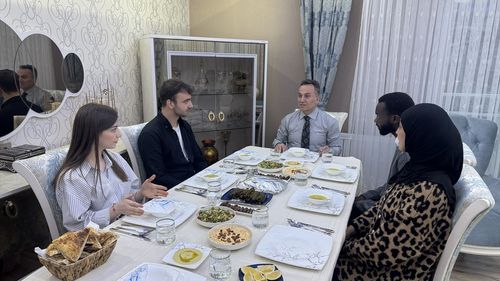 TOGÜ Rektörü Prof. Dr. Fatih Yılmaz, Öğrencilere Evinde İftar Verdi
