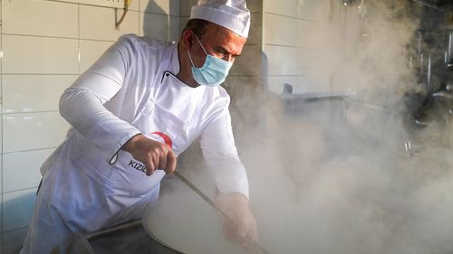 Türk Kızılay, Ramazan'da Gazze'ye Sıcak Yemek Dağıtımını Sürdürüyor