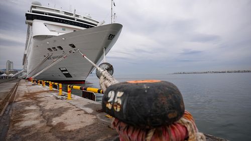 Türkiye, Yüzen Otellere Akın Ediyor: İzmir ve Kuşadası'nın Kruvaziyer Turizmi