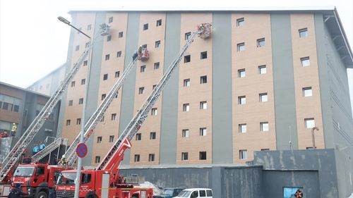 Uludağ'da İşletme Belgesi Olmayan Otelde Yangın Kontrol Altına Alındı