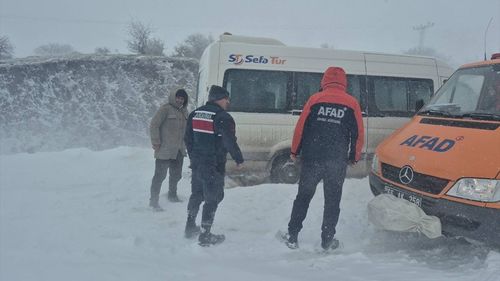 Yozgat'ta Kara Saplanan Okul Servisindeki 8 Öğrenci Kurtarıldı