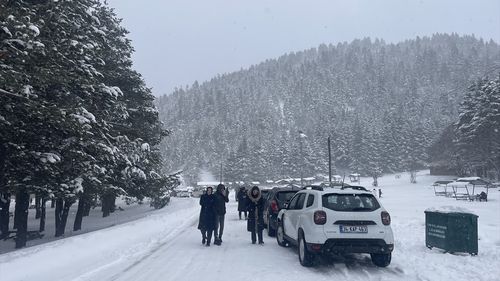 Abant Gölü Milli Parkı'nda Nisan Ayında Yağan Kar Doğaseverleri Buluşturdu