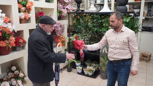 Abdülkadir Ekmekçi'nin Evlilik Sırrı: Her Fırsatta Eşine Çiçek Almak