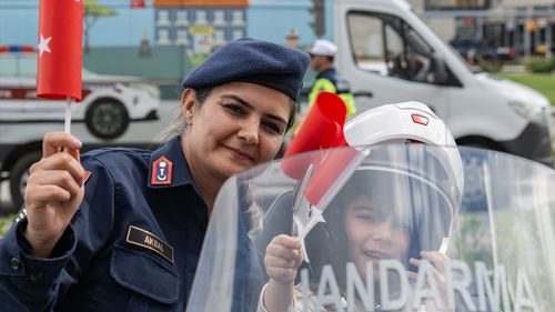 Ankara Jandarması, 23 Nisan'da Hastanedeki Çocukları Unutmadı