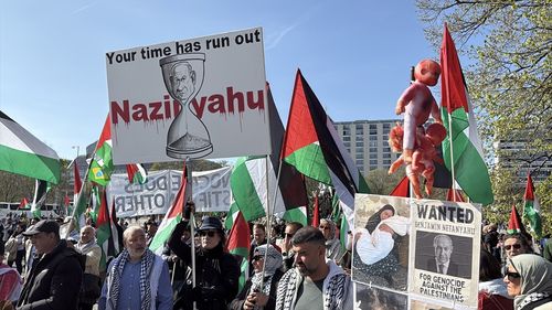 Berlin'de İsrail'in Gazze ve Batı Şeria'ya Yönelik Saldırıları Protesto Edildi