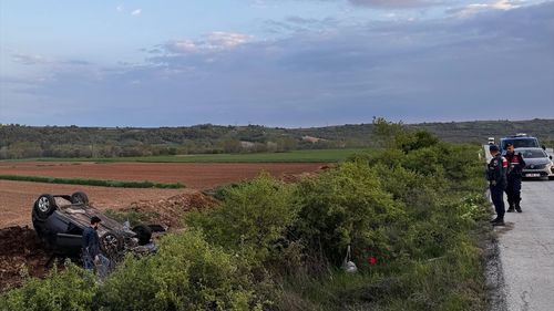 Edirne'de Tarlaya Devrilen Otomobilin Sürücüsü Ağır Yaralandı