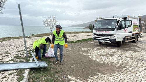 Elazığ'da Hazar Gölü Kıyısında 7 Ton Çöp Toplandı