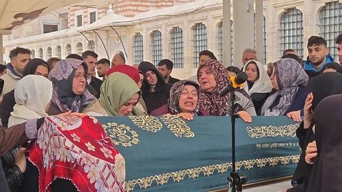 Fatih'te Dizi Oyuncusu Arkadaşının Bıçakladığı Elif Kırav Toprağa Verildi