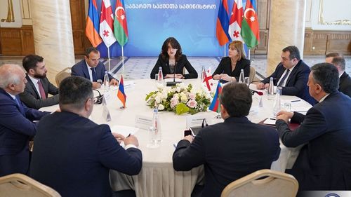 Gürcistan, Azerbaycan ve Ermenistan Heyetleri Tiflis'te İşbirliği Görüşmeleri Yapıyor