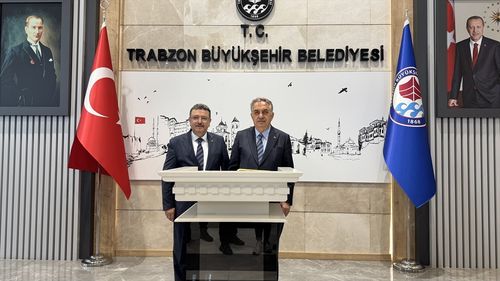 Hayati Yazıcı Trabzon'da Siyasi Rekabet ve Projeler Üzerine Değerlendirmelerde Bulundu