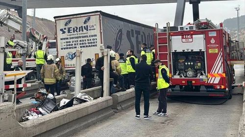 Kuzey Marmara Otoyolu'nda Trafik Kazası: Otomobil Gişelerdeki Tıra Çarptı