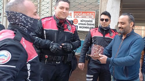 Manisa'da Kavga İhbarına Giden Polis Ekibine Pastalı Kutlama