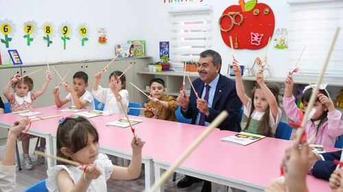 Milli Eğitim Bakanı Tekin, Aşkabat Ortak Türkmen-Türk Okulunu Ziyaret Etti