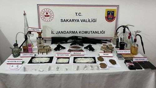 Sakarya'da Uyuşturucu ve Silah Kaçakçılığı Operasyonunda İki Şüpheli Tutuklandı