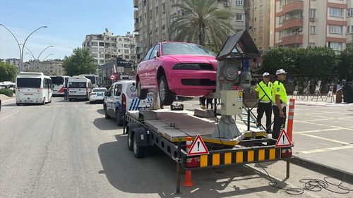 Adana'da Emniyet Kemeri Denetimi: Sürücüler Simülasyon Aracında Riskleri Deneyimledi