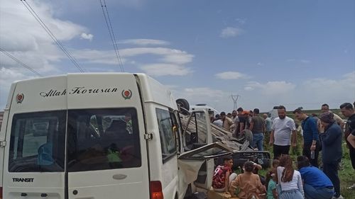 Afyonkarahisar'da Kamyonet ve Hafif Ticari Araç Çarpıştı: 9 Yaralı