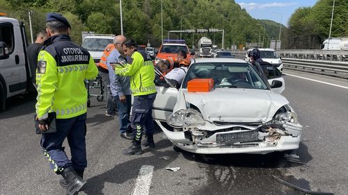 Anadolu Otoyolu'nda Otomobil ve Oto Kurtarıcı Çarpıştı: 3 Yaralı