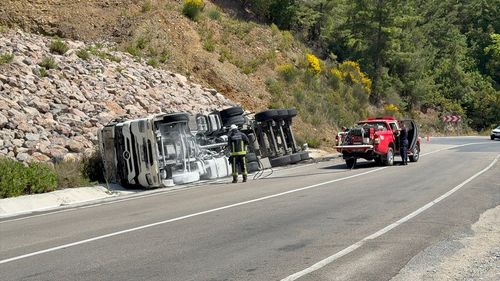 Antalya'da Zift Yüklü Tırın Devrilmesi Sonucu Sürücü Ağır Yaralandı