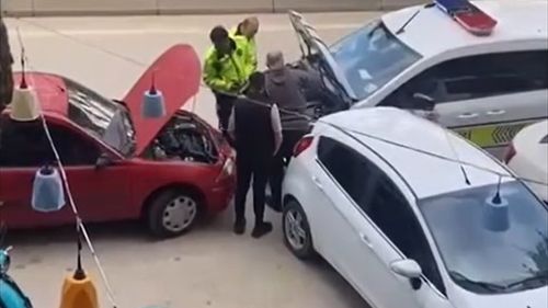Bilecik'te Trafik Polisi Yolda Kalan Bir Araç İçin Akü Takviyesi Yaptı
