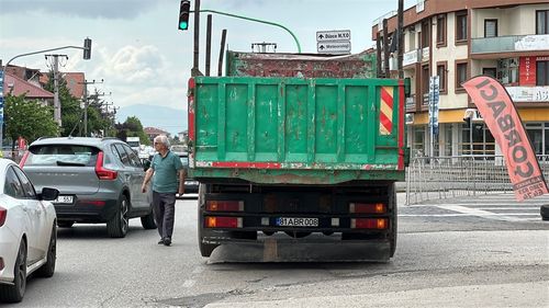 Düzce'de Kamyonun Dorse Kapağı Bisikletliye Çarptı: Bir Yaralı
