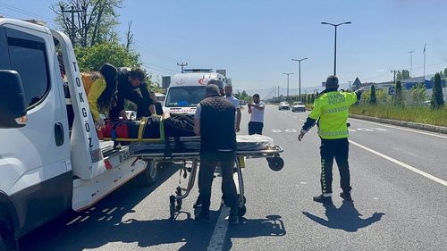 Düzce'de Motosiklet Çekiciye Çarptı: Kurye Yaralandı