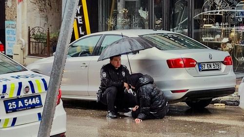 Erzurum'da Polisten Takdir Töreni: Yaralı Çocuğun Başında Şemsiye Tuttu