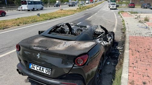 Eyüpsultan'da Seyir Halindeki Lüks Otomobilde Yangın Çıktı