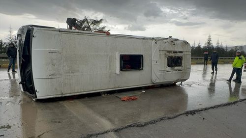 Isparta'da Midibüs Devrildi, 15 Kişi Yaralandı