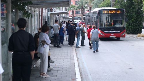 İzmir'de İşçilerin Grevi Nedeniyle Toplu Taşımada Yoğunluk Yaşanıyor