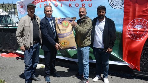 Kars'ta Çiftçilere 60 Ton Hibeli Korunga Tohumu Dağıtıldı