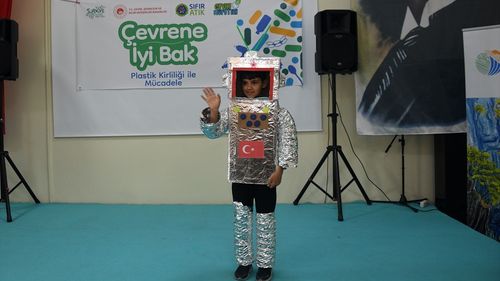 Kastamonu'da Öğrenciler Atık Malzemelerle Defile Düzenledi