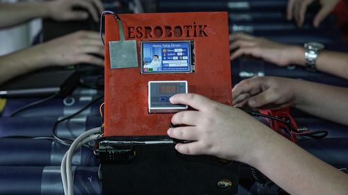 KKTC'de Öğrencilerden Akıllı Yatak Sistemi ile Yatak Yaralarını Önleme Projesi