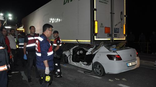 Mersin'de Tıra Çarpan Otomobildeki İki Kişi Hayatını Kaybetti