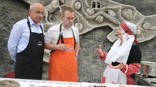 Şef Ömür Akkor, Malatya'da Arapgir Mor Reyhan Şerbeti Etkinliğine Katıldı