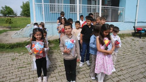 Tokat Üniversitesi Öğrencileri, Köy Okulunda Oyuncak ve Takı Dağıttı