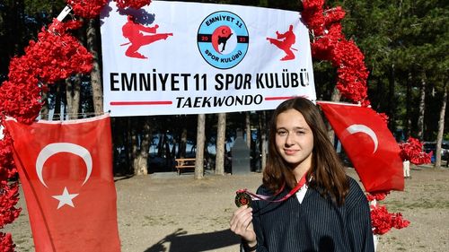 Türkiye Şampiyonu Tekvandocu Ebrar Çakır, Babası Tarafından Davul Zurnayla Karşılandı