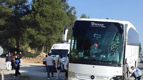 Burdur'da Yolcu Otobüsü Aydınlatma Direğine Çarptı: 6 Yaralı