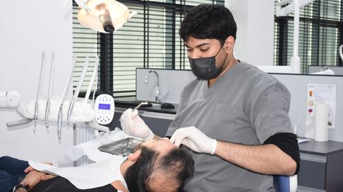 İnönü Üniversitesi Diş Hekimliği Fakültesi Yurt İçi ve Yurt Dışından Hastalara Hizmet Sunuyor