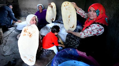 Kars'ın Sarıkamış İlçesinde Tandırlar Kurban Bayramı Sofralarını Hazırlıyor