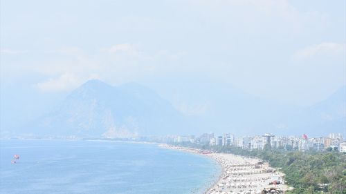 Antalya'da Sıcak Hava ve Yüksek Nem Sahilleri Doldurdu