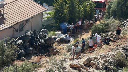Antalya'nın Kaş İlçesinde Uçuruma Devrilen Kamyonun İçindeki İki Kişi Hayatını Kaybetti