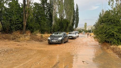 Elmalı'da Sağanak, Dolu ve Hortum Tarım Alanlarına Zarar Verdi