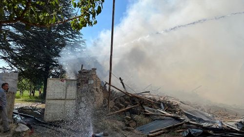 Isparta'da Yangın: İki Katlı Ahşap Ev Kullanılamaz Hale Geldi