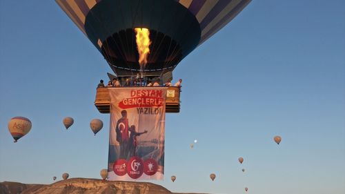 Kapadokya'da 15 Temmuz İçin Renkli Gökyüzü Şov: Balonlar Türk Bayraklarıyla Süzüldü