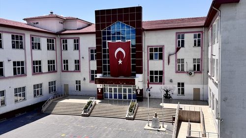 Siirt’te Kamu Binaları ve Caddelerde 'Terörsüz Türkiye' İçin Türk Bayrakları Asıldı