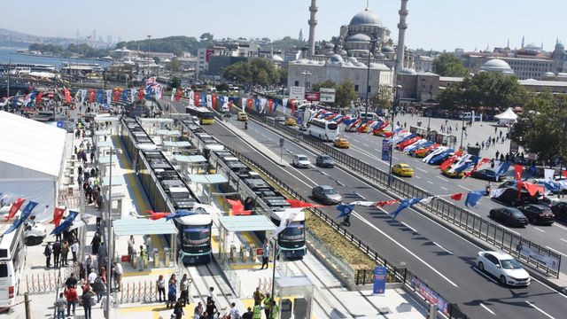 Rüzgar Aksoy'un sevgilisi herkesi şaşırttı!