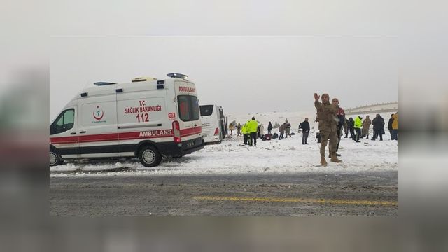 Zincirleme trafik kazası: 2 ölü 8 yaralı var!