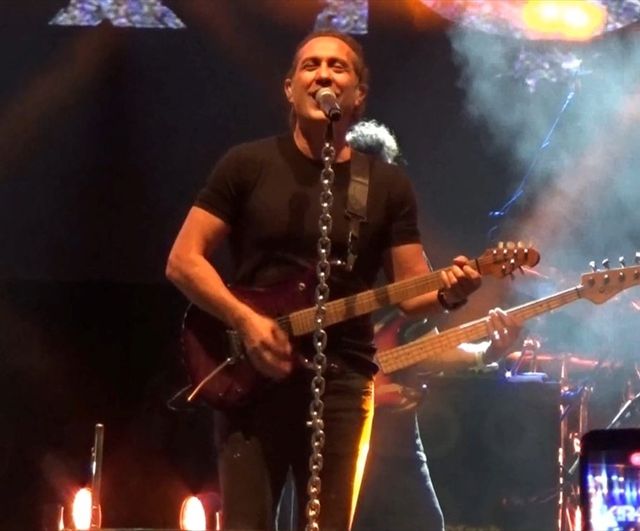 Şarkıcı Kıraç, Adana'da Geleneksel Güreş Etkinliğinde Konser Verdi